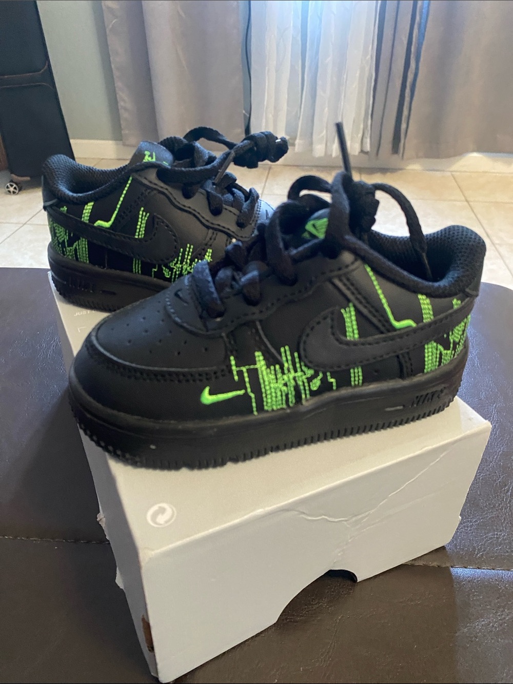 Nike Kids Black Sneakers with Neon Green Stitching 6 c for toddlers
